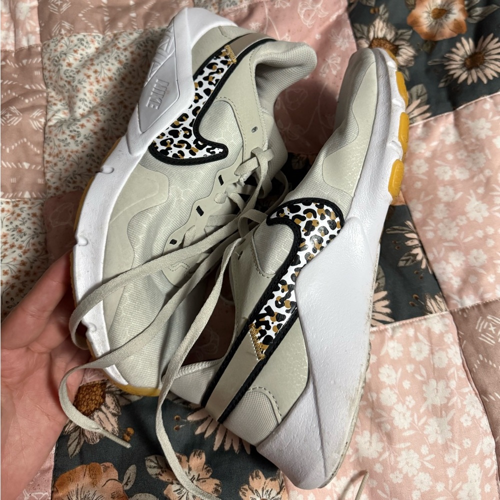 Nike Legend Essential 2 Premium
